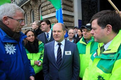 Hamburgs Erster Brgermeister Olaf Scholz (Mitte) unterhlt sich auf dem Rathausmarkt bei der Mahnwache unter dem Motto Keine Gewalt gegen Polizisten mit Polizeigewerkschaftern